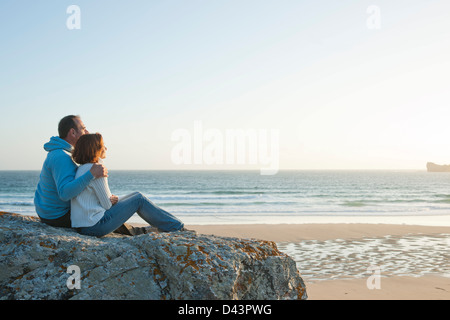 Älteres paar Blick in die Ferne am Strand, Camaret-Sur-Mer, Halbinsel Crozon, Finistere, Bretagne, Frankreich Stockfoto