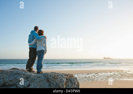 Älteres paar Blick in die Ferne am Strand, Camaret-Sur-Mer, Halbinsel Crozon, Finistere, Bretagne, Frankreich Stockfoto