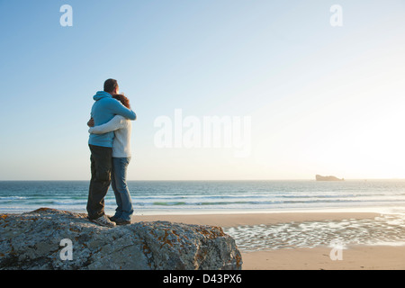 Reifen Sie paar umarmt am Strand, Camaret-Sur-Mer, Halbinsel Crozon, Finistere, Bretagne, Frankreich Stockfoto