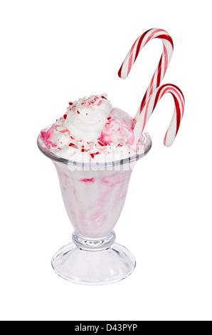 Pfefferminz-Eis mit zwei Zuckerstangen in Glasschale isoliert auf weiß Stockfoto