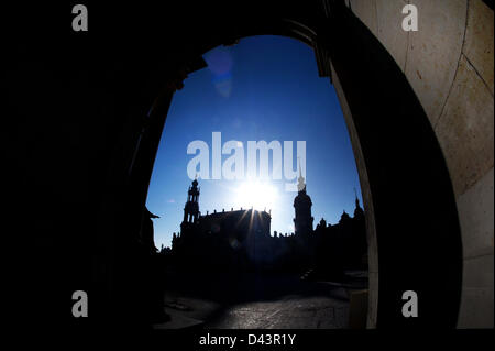 Die Katholische Hofkirche (katholische Kirche der königlichen Gericht von Sachsen, L) und der Hausmannsturm Sillhouette gegen die Sonne im Bild durch einen Bogen von der Semperoper in Dresden, Deutschland, 4. März 2013. Foto: Arno Burgi Stockfoto