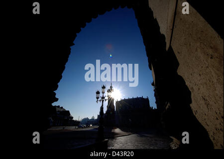 Die Katholische Hofkirche (katholische Kirche des sächsischen Royal) Silhouette gegen die Sonne im Bild durch einen Bogen von der Semperoper in Dresden, Deutschland, 4. März 2013. Foto: Arno Burgi Stockfoto