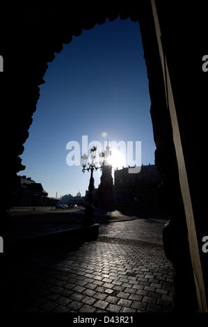 Die Katholische Hofkirche (katholische Kirche des sächsischen Royal) Silhouette gegen die Sonne im Bild durch einen Bogen von der Semperoper in Dresden, Deutschland, 4. März 2013. Foto: Arno Burgi Stockfoto