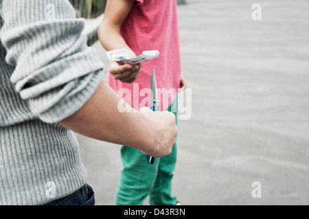 Junge droht ein weiterer Junge mit Messer, Mannheim, Baden-Württemberg, Deutschland Stockfoto