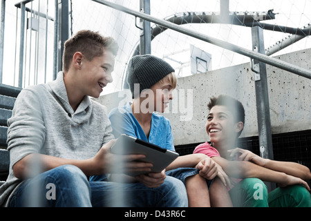 Jungen mit Tablet sitzt auf der Tribüne, Mannheim, Baden-Württemberg, Deutschland Stockfoto