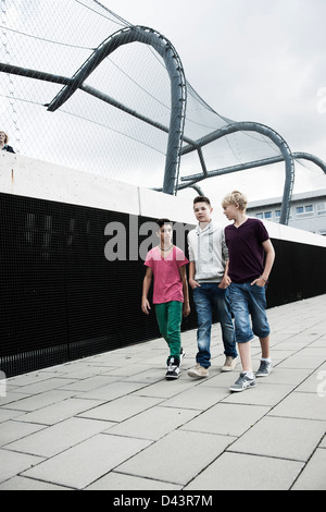 Jungs gehen in Spielplatz, Mannheim, Baden-Württemberg, Deutschland Stockfoto