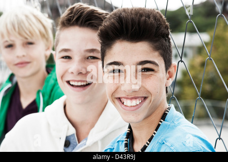 Porträt der jungen Hanging Out in Spielplatz, Mannheim, Baden-Württemberg, Deutschland Stockfoto