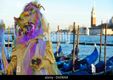 Masken zeigen neben der Insel und der Kirche von San Giorgio Maggiore Karneval 2013; Venedig; Veneto, Italien. Stockfoto