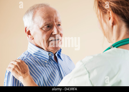 Ältere Mann mit Arzt Stockfoto