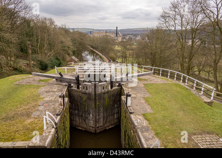 Bingley fünf-Aufstieg Schleusentreppe ist das wohl spektakulärste Feature des Leeds and Liverpool Canal. Stockfoto