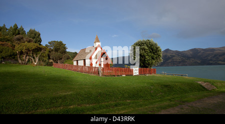 Schöner Panoramablick auf Maori Kirche an einem sonnigen Tag in Akaroa Südinsel Neuseeland Stockfoto