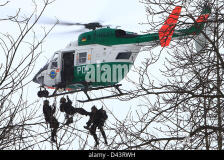 Polizeibeamte des Spezialeinsatzkommando (SEK) Sachsen-Anhalt Praxis während einer Ausbildung bei der Polizei-Hochschule für angewandte Wissenschaften in Aschersleben, Deutschland, 1. März 2013. Die SEK sind die besondere Reaktion Einheiten der deutschen Polizeien und entsprechen im Wesentlichen der amerikanischen SWAT-Teams. Foto: Jens Wolf Stockfoto