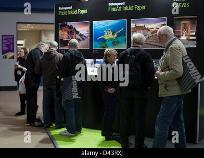 Sonntag, 3. März 2013 NEC Exhibition Centre, Birmingham, UK.  Aussteller, Kunden und Ausstellung steht im National Exhibition Centre ist Europas größte Verbraucher fotografische Veranstaltung.  Fokus auf Imaging ist Europas größte jährliche Messe und findet im National Exhibition Centre, Birmingham, am Sonntag, den 3. März, Mittwoch, 6. März 2013 Stockfoto