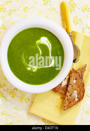 Draufsicht der grüne Suppe mit Buttertoast Stockfoto