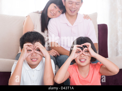 Südostasiatischen Familie Spaß zu Hause Stockfoto