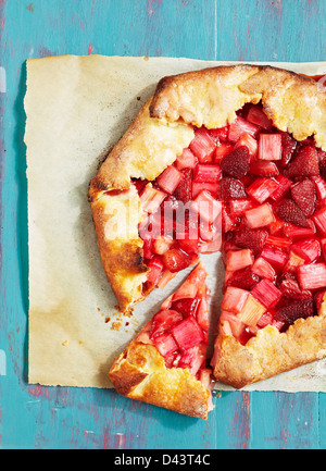 Draufsicht auf Erdbeer-Rhabarber-Kuchen mit Scheibe geschnitten Stockfoto