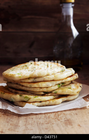 Stapel von hausgemachte pikante Pfannkuchen mit grünen Zwiebeln gemacht Stockfoto