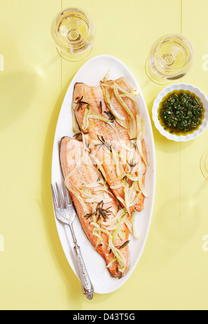 Draufsicht der Forelle mit Fenchel und zwei Gläser Weißwein gekocht Stockfoto