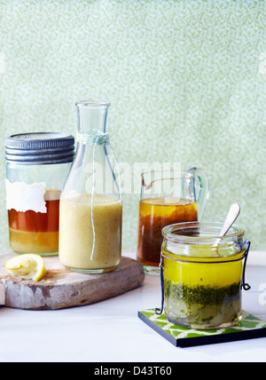 Hausgemachte Salatsaucen in Flaschen und Gläser Stockfoto