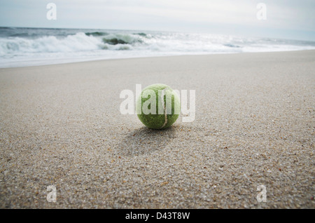 Nahaufnahme des Tennis Ball angespült Beach, Point Pleasant, New Jersey, USA Stockfoto