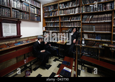 Ultraorthodoxe religiöse Juden in einem Yeshiva, einer religiösen Bildungseinrichtung in Mea Shearim, einer ultraorthodoxen Enklave in Westjerusalem Israel Stockfoto