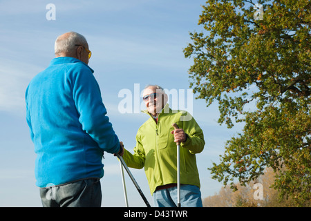 Männer wandern, Lampertheim, Hessen, Deutschland Stockfoto