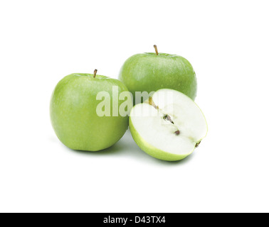 Frische grüne Äpfel isoliert auf weißem Hintergrund Stockfoto