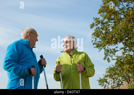 Männer wandern, Lampertheim, Hessen, Deutschland Stockfoto