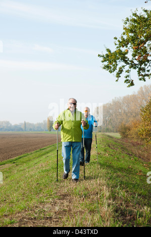 Männer wandern, Lampertheim, Hessen, Deutschland Stockfoto