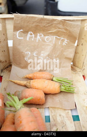 Karotten für Verkauf, Biarritz, Pyrenees-Atlantiques, Aquitaine, Frankreich Stockfoto