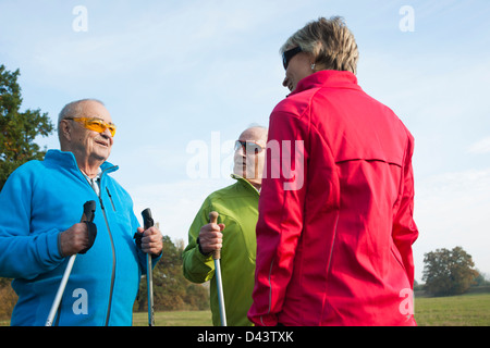 Menschen wandern, Lampertheim, Hessen, Deutschland Stockfoto