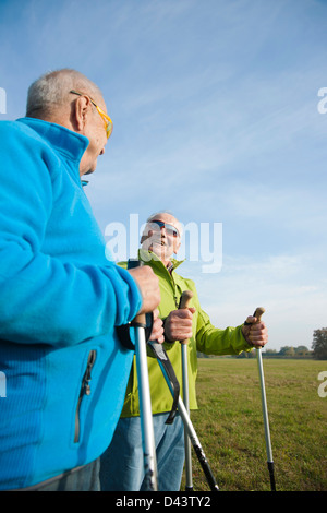 Männer wandern, Lampertheim, Hessen, Deutschland Stockfoto