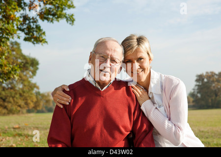 Porträt von Mann und Frau im Freien, Lampertheim, Hessen, Deutschland Stockfoto