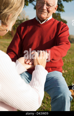 Frau mit Mannes Hand, Lampertheim, Hessen, Deutschland Stockfoto