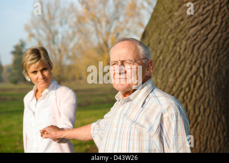 Mann und Frau im Freien, Lampertheim, Hessen, Deutschland Stockfoto