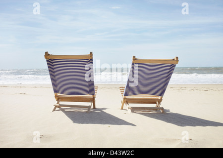 Paar Strand Stühle, Lacanau, Gironde, Aquitanien, Frankreich Stockfoto