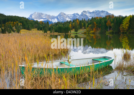 Boot auf See Geroldsee mit Karwendelgebirge, in der Nähe von Garmisch-Partenkirchen, Werdenfelser Land, Upper Bavaria, Bavaria, Germany Stockfoto