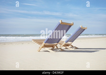 Paar Strand Stühle, Lacanau, Gironde, Aquitanien, Frankreich Stockfoto