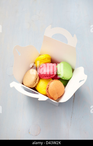 Schachtel Macarons auf Holzoberfläche, Arcachon, Gironde, Aquitanien, Frankreich Stockfoto