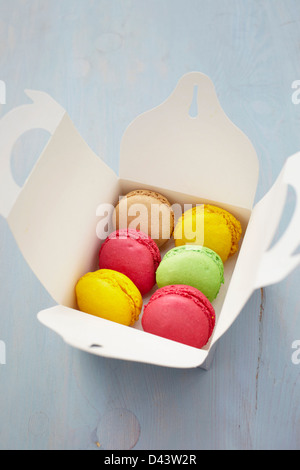 Schachtel Macarons auf Holzoberfläche, Arcachon, Gironde, Aquitanien, Frankreich Stockfoto