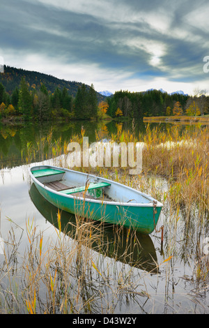 Boot auf See Geroldsee, in der Nähe von Garmisch-Partenkirchen, Werdenfelser Land, Upper Bavaria, Bavaria, Germany Stockfoto