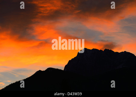 Wolken und Karwendel Moutains bei Sonnenaufgang, in der Nähe von Garmisch-Partenkirchen, Werdenfelser Land, Upper Bavaria, Bavaria, Germany Stockfoto