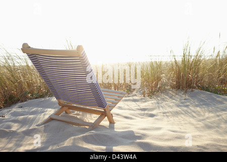 Strandkorb und Dünengras am Strand, Cap Ferret, Gironde, Aquitanien, Frankreich Stockfoto