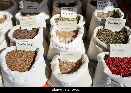 Taschen von Gewürzen zum Verkauf auf Markt, Cap Ferret, Gironde, Aquitanien, Frankreich Stockfoto