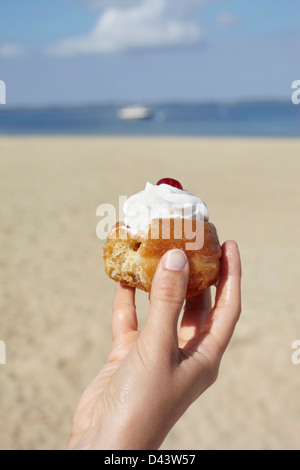 Frau mit Kuchen, Andernos-Les-Bains, Arcachon, Gironde, Aquitanien, Frankreich Stockfoto