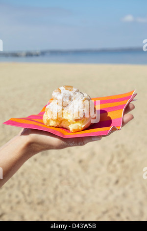 Frau mit Kuchen, Andernos-Les-Bains, Arcachon, Gironde, Aquitanien, Frankreich Stockfoto