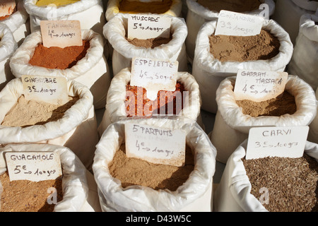 Taschen von Gewürzen zum Verkauf auf Markt, Cap Ferret, Gironde, Aquitanien, Frankreich Stockfoto