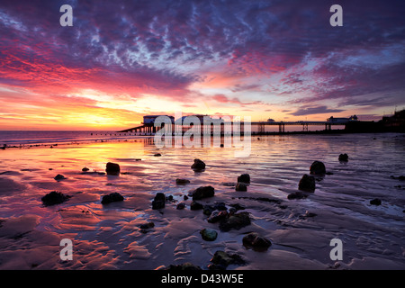 Einen atemberaubenden Sonnenaufgang bei Cromer an der Nordküste Norfolk Stockfoto