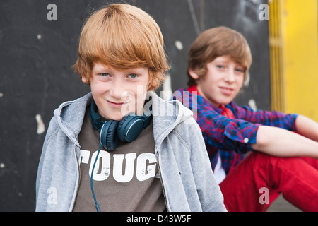 Jungen tragen Kopfhörer im Freien, Mannheim, Baden-Württemberg, Deutschland Stockfoto