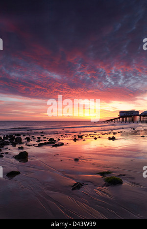 Einen atemberaubenden Sonnenaufgang bei Cromer an der Nordküste Norfolk Stockfoto